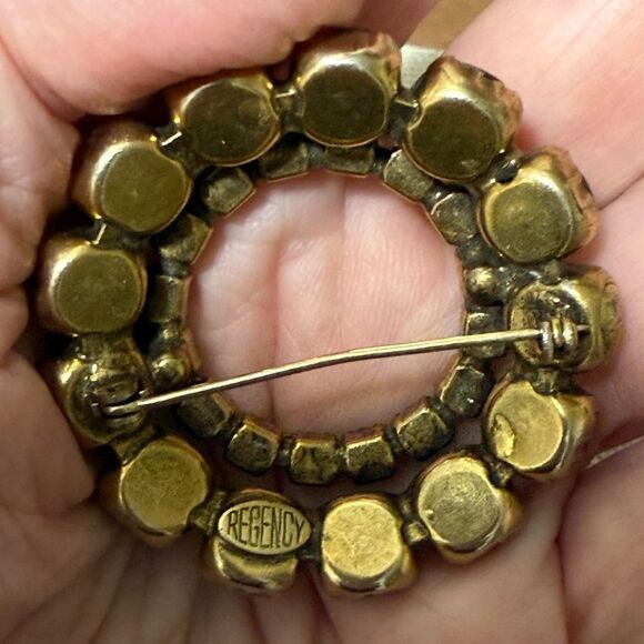 Vintage Regency Signed GoldTone Pale Green & Amber  Rhinestone Circle Brooch. - Picture 6 of 6